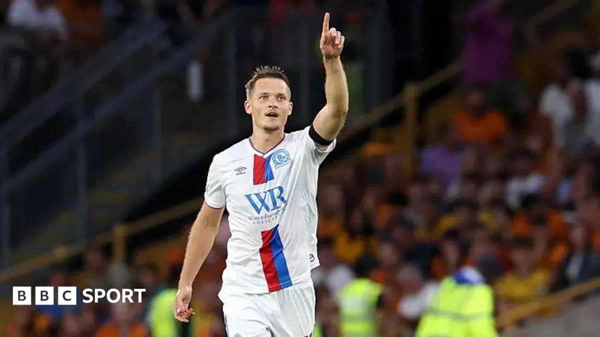 Jugador señalando al público tras anotar un gol