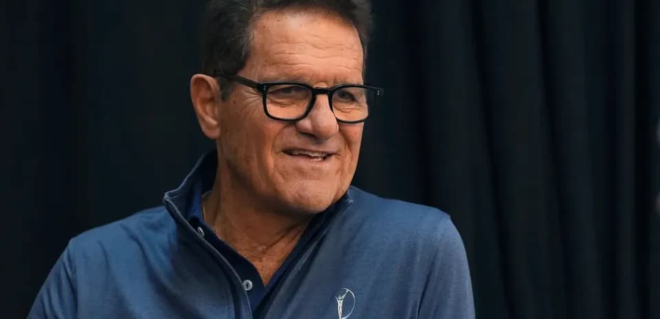 Hombre con gafas sonriendo en evento deportivo
