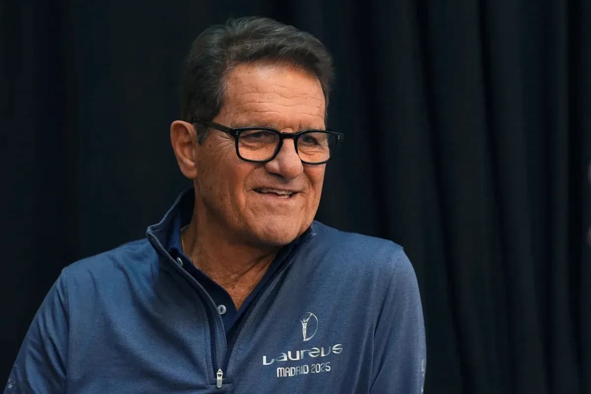 Hombre con gafas sonriendo en evento deportivo