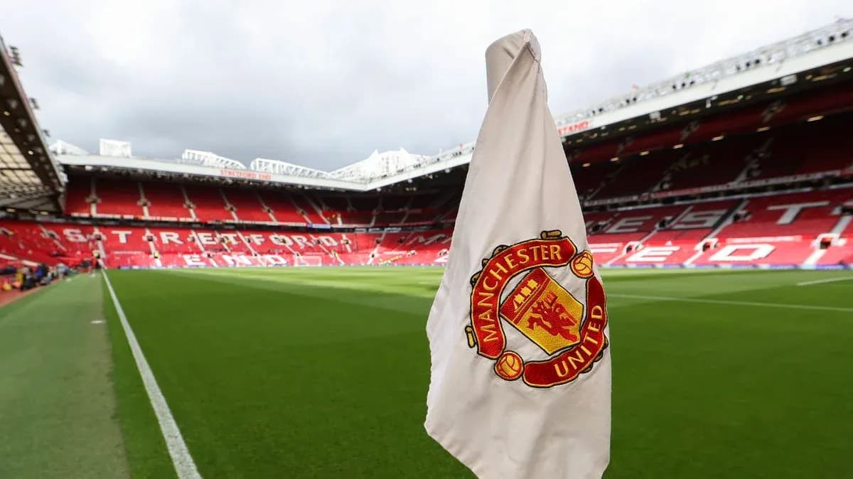 Esquina del campo de Old Trafford con bandera
