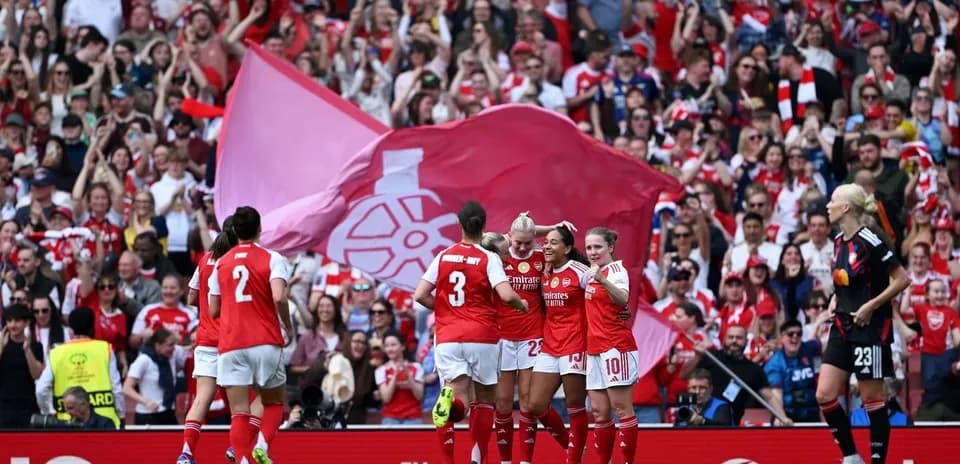 Jugadoras de Arsenal celebrando un gol frente a aficionados