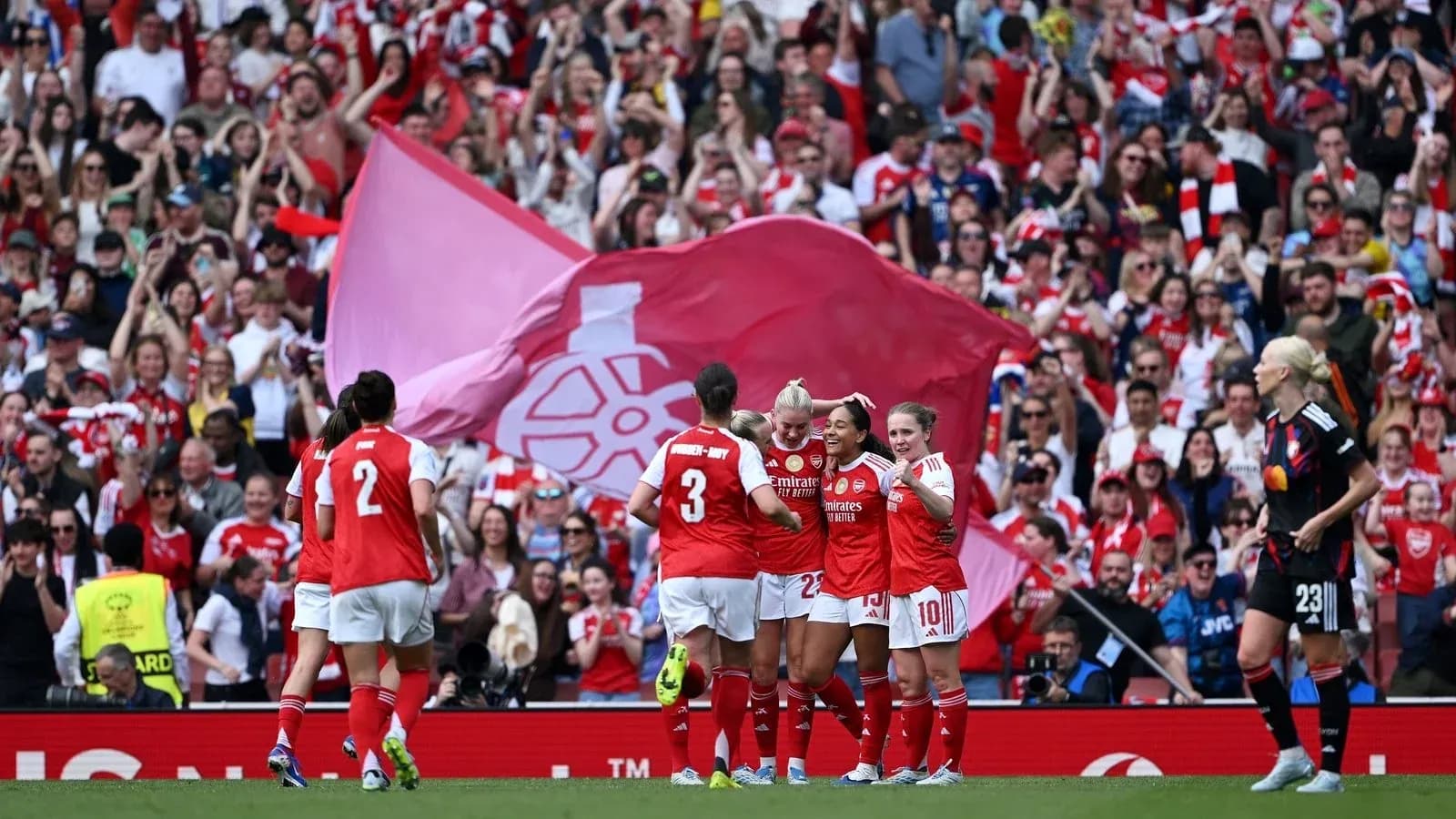 Jugadoras de Arsenal celebrando un gol frente a aficionados