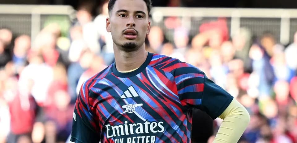 Portero en calentamiento con camiseta de Arsenal