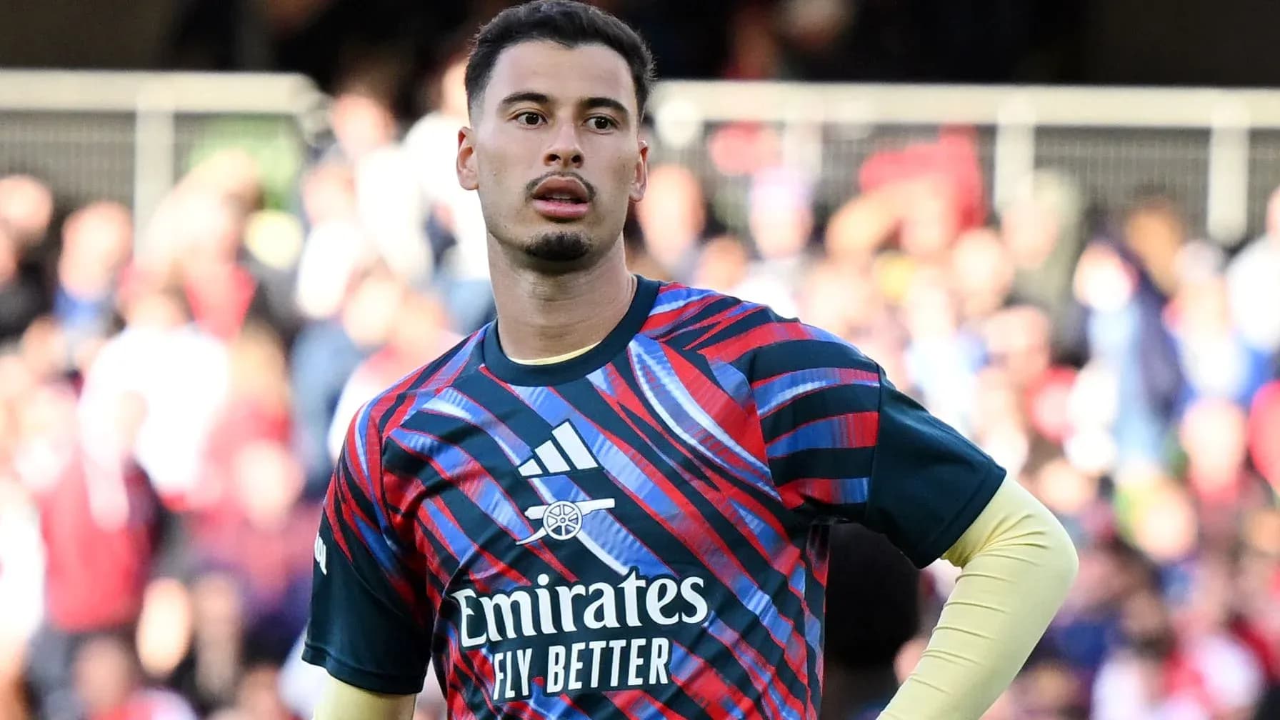 Portero en calentamiento con camiseta de Arsenal