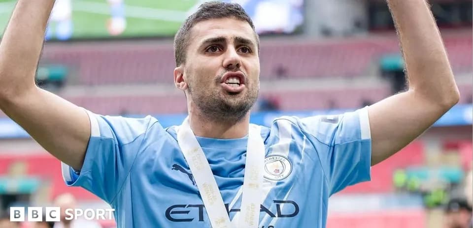 Jugador de Manchester City levantando un trofeo