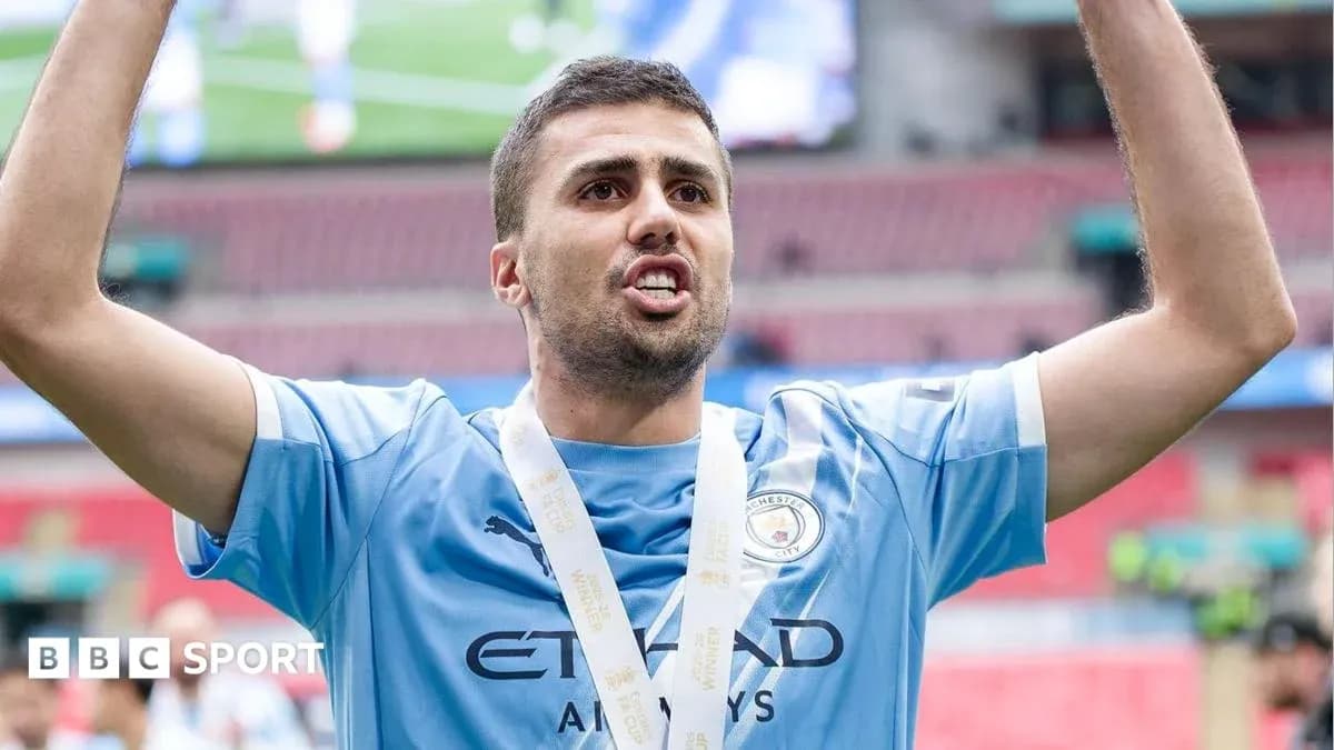 Jugador de Manchester City levantando un trofeo