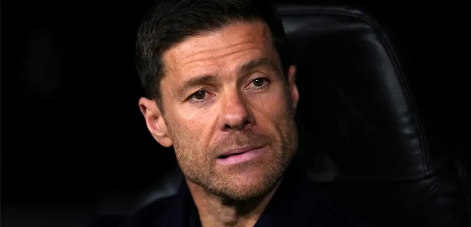 Entrenador en el banquillo durante el partido