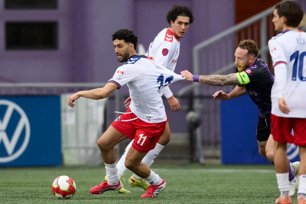 Jugador de Supra du Quebec driblando en el partido