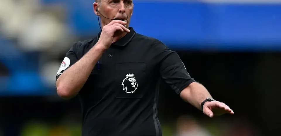 Árbitro dando instrucciones durante un partido