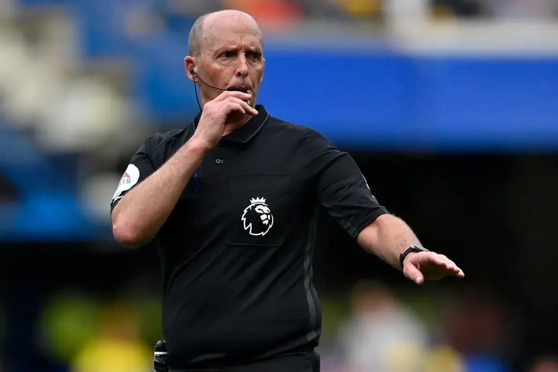 Árbitro dando instrucciones durante un partido