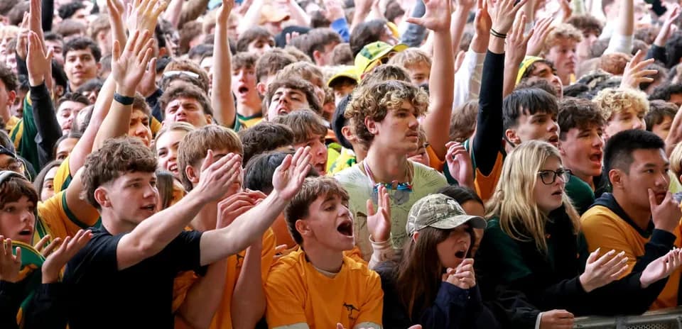 Multitud animando en un evento deportivo
