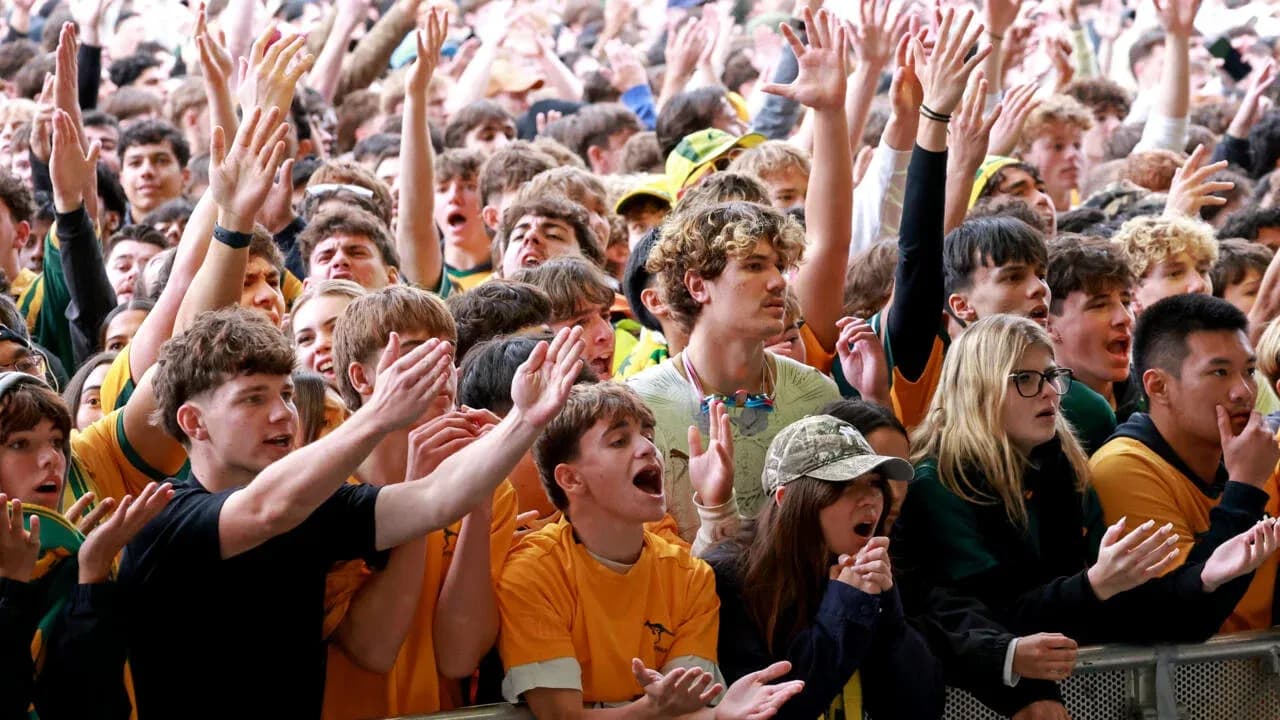 Multitud animando en un evento deportivo