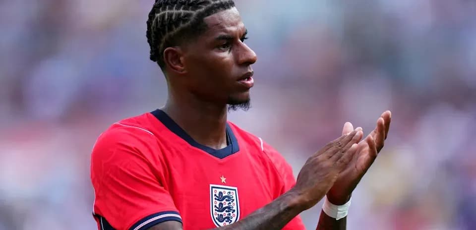 Jugador aplaudiendo con camiseta de Inglaterra
