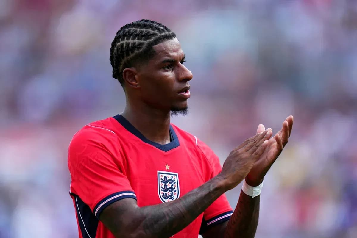 Jugador aplaudiendo con camiseta de Inglaterra