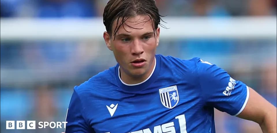 Jugador de Gillingham FC corriendo durante el partido
