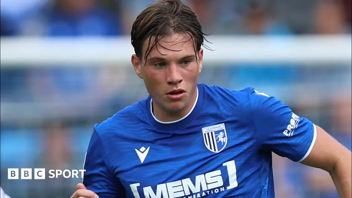 Jugador de Gillingham FC corriendo durante el partido