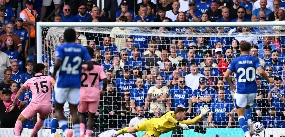 Jugador lanzando un penalti frente al portero