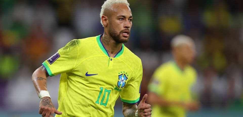 Neymar corriendo con camiseta de Brasil durante el partido