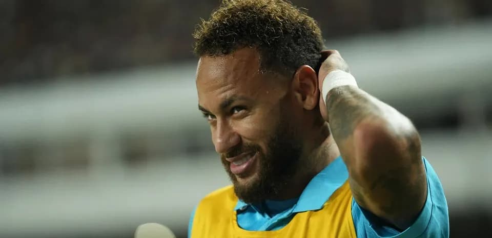 Jugador con camiseta de calentamiento en el banquillo