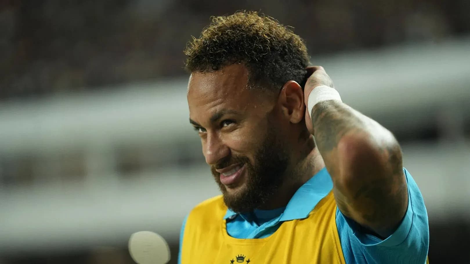 Jugador con camiseta de calentamiento en el banquillo