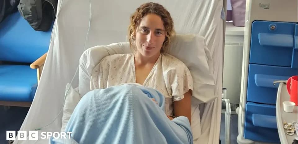 Atleta recuperándose en cama de hospital