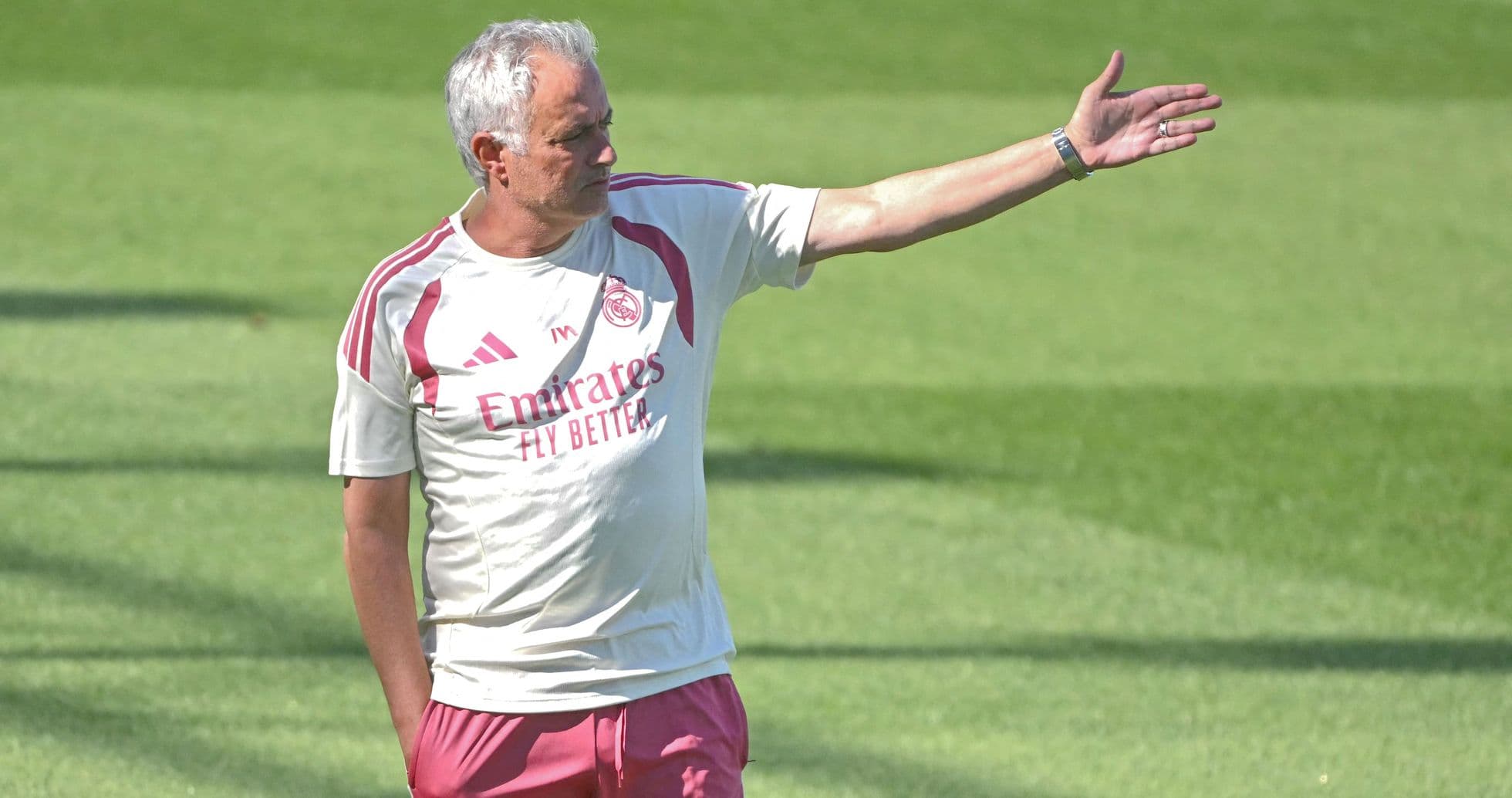 Entrenador dirigiendo a jugadores en el campo