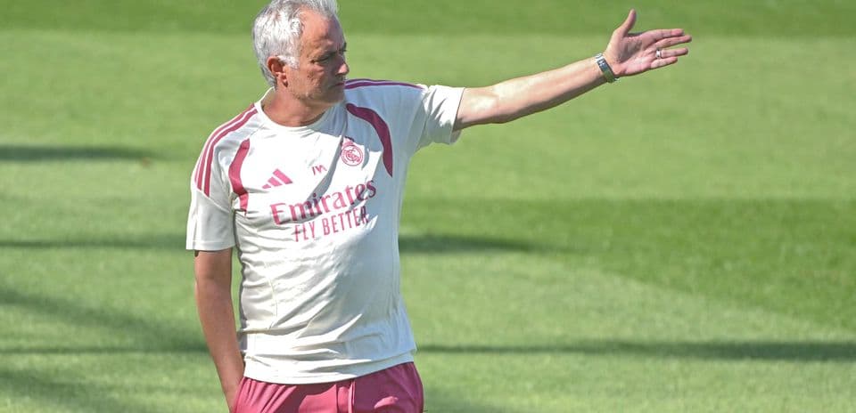 Entrenador dirigiendo a jugadores en el campo