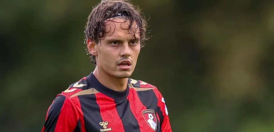 Jugador de Bournemouth en acción durante el partido