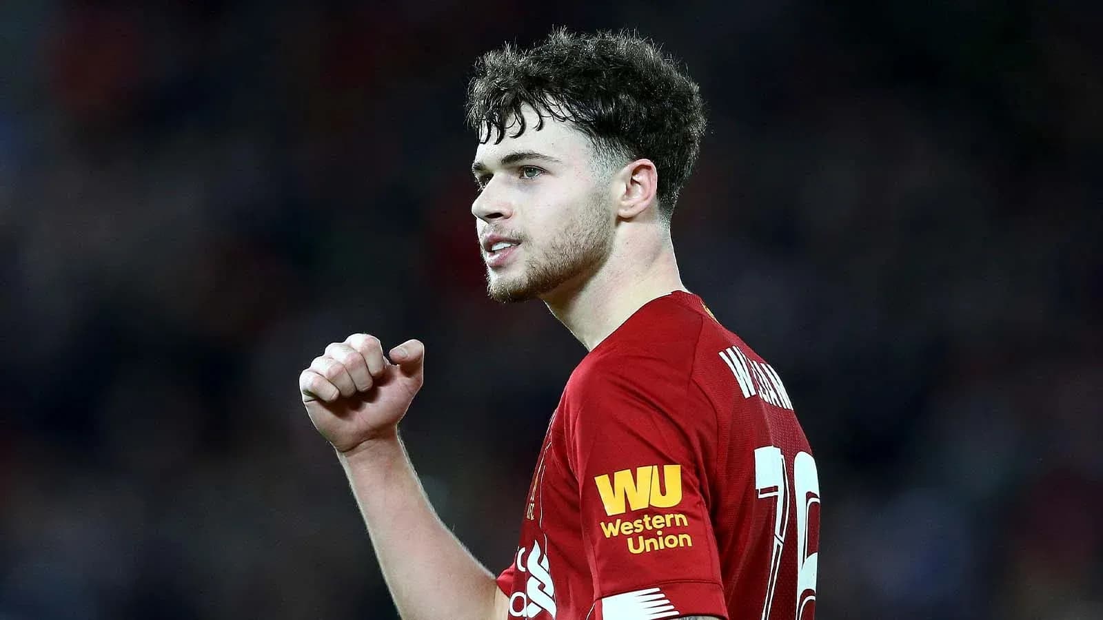 Jugador de Liverpool celebrando en el campo