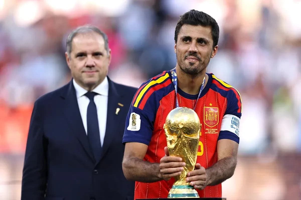 Jugador de España sosteniendo la Copa del Mundo