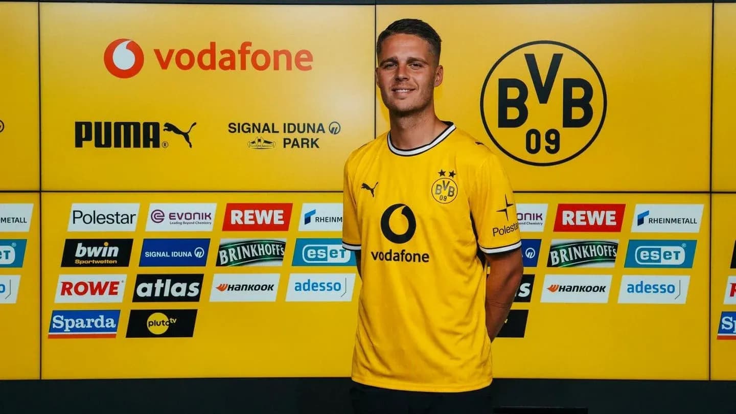 Jugador posando con camiseta amarilla de Borussia Dortmund