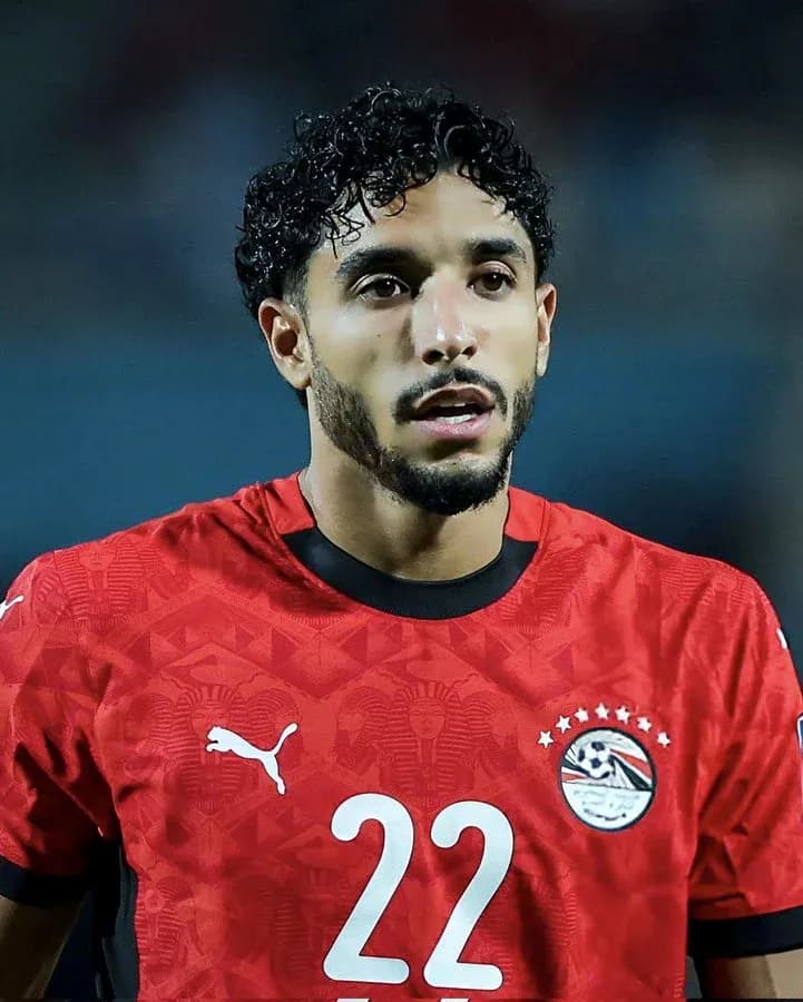 Jugador de Egipto con camiseta roja durante partido