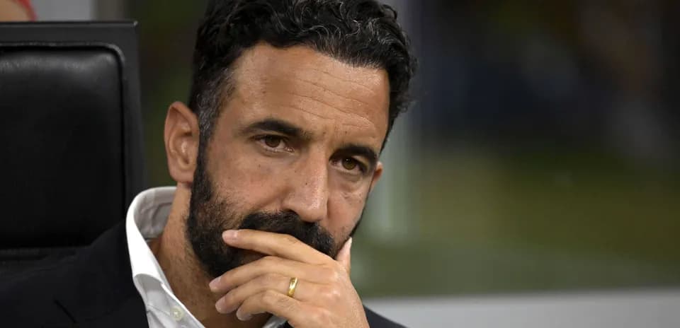 Entrenador pensativo en el banquillo durante el partido
