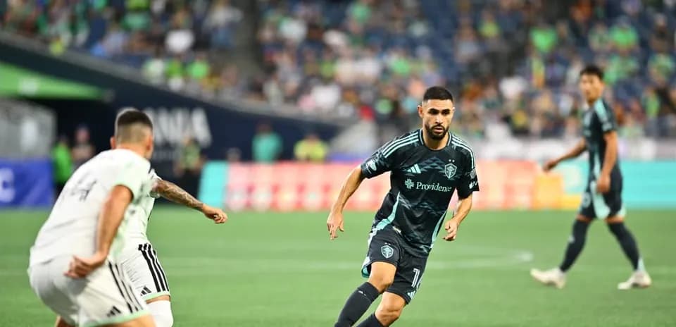 Jugador del Seattle Sounders driblando en el partido