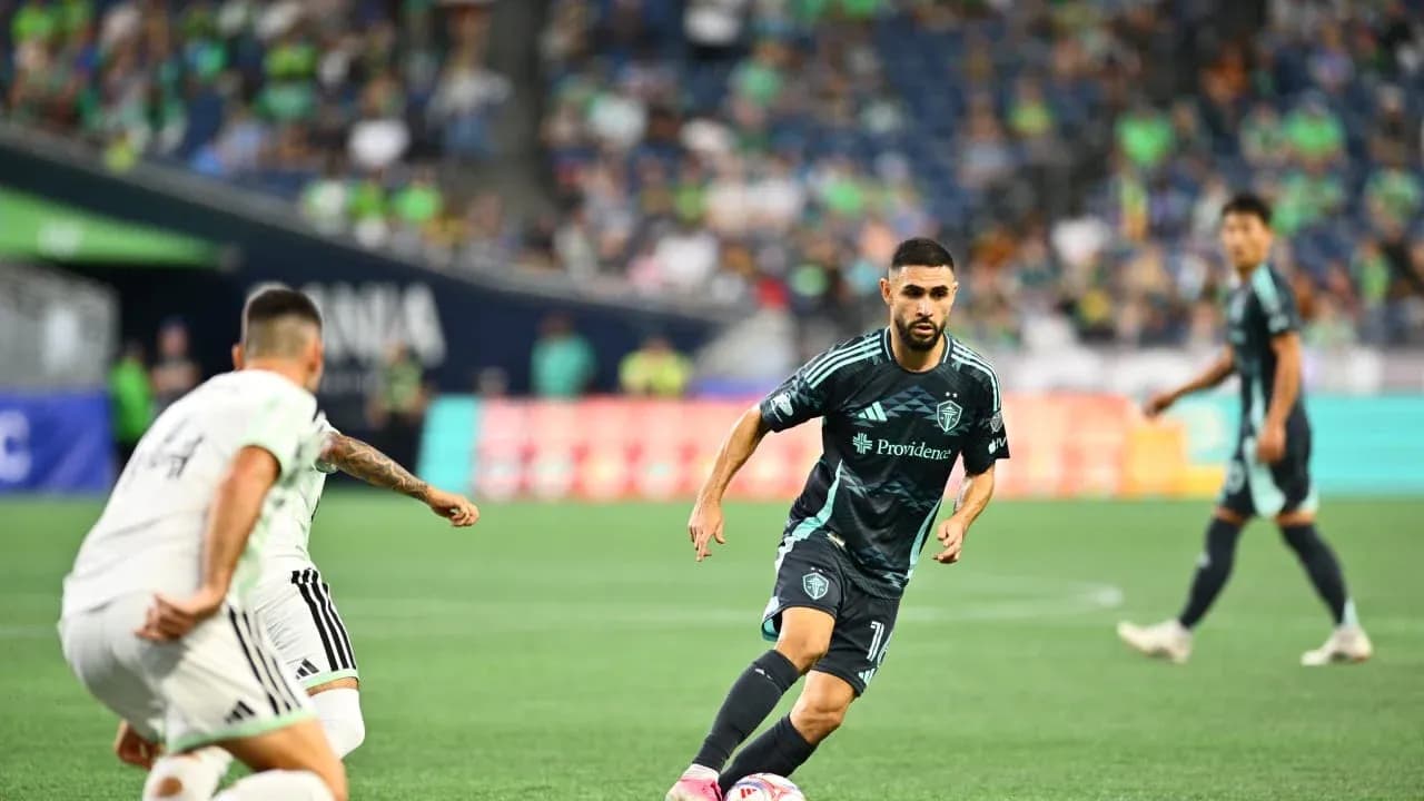 Jugador del Seattle Sounders driblando en el partido