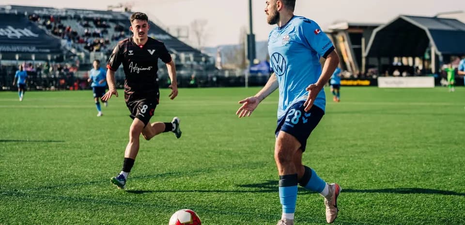 Jugador de HFX Wanderers FC corriendo con balón
