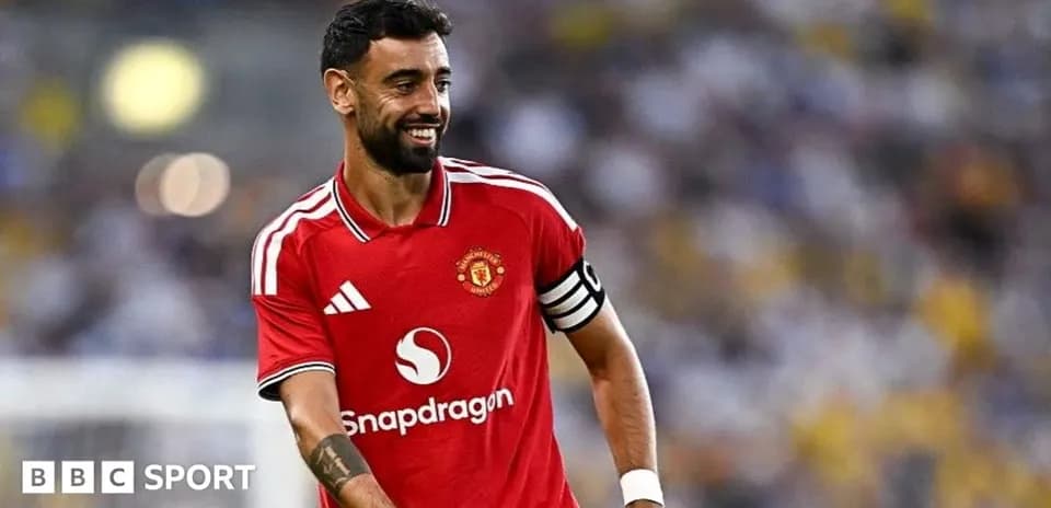 Bruno Fernandes sonriente en uniforme del Manchester United