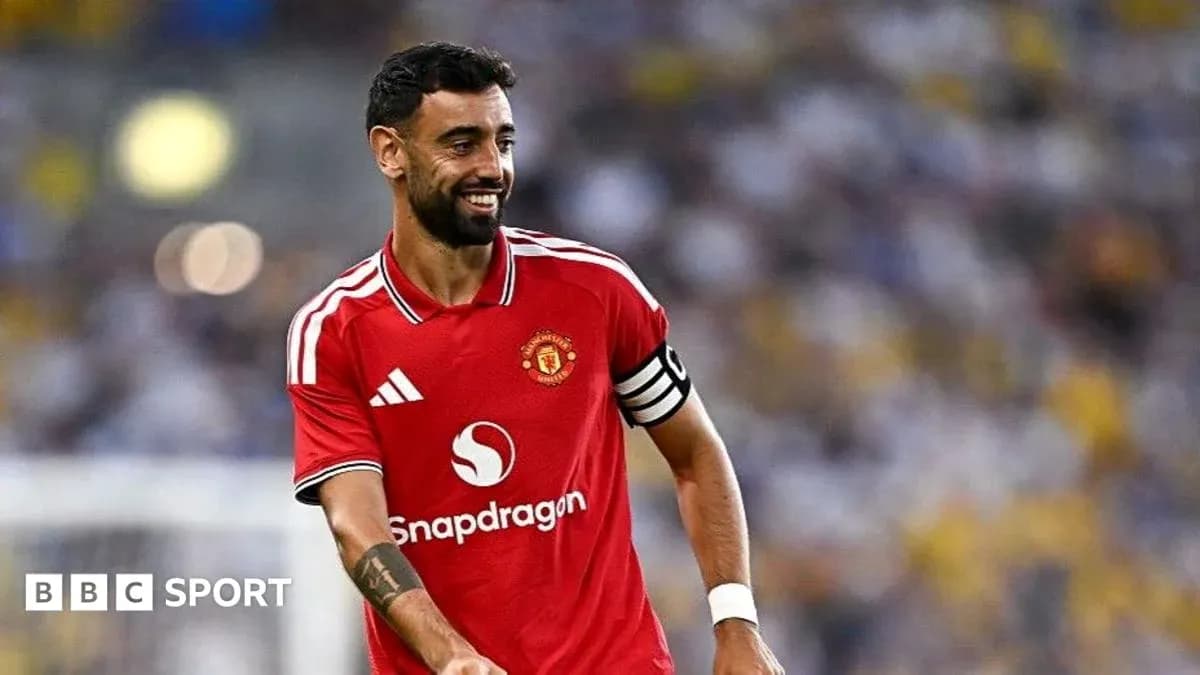 Bruno Fernandes sonriente en uniforme del Manchester United
