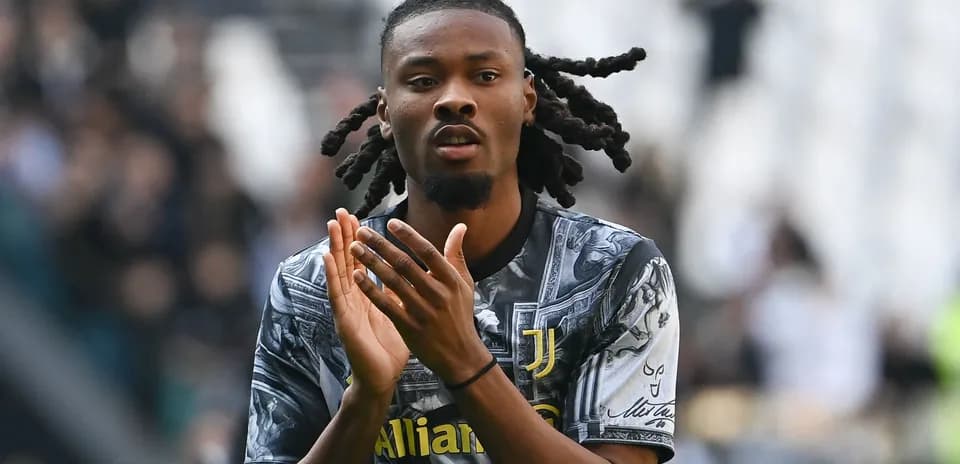 Jugador de la Juventus aplaudiendo en el campo