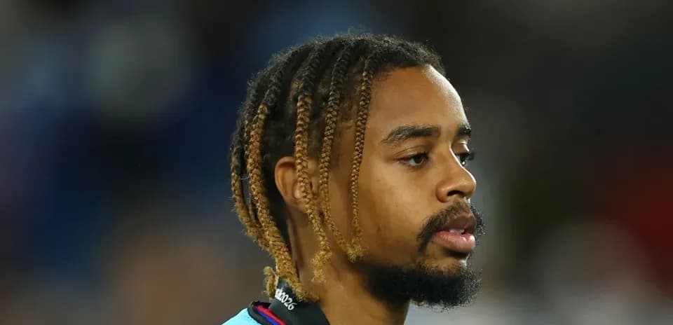 Jugador con trenzas caminando por el campo