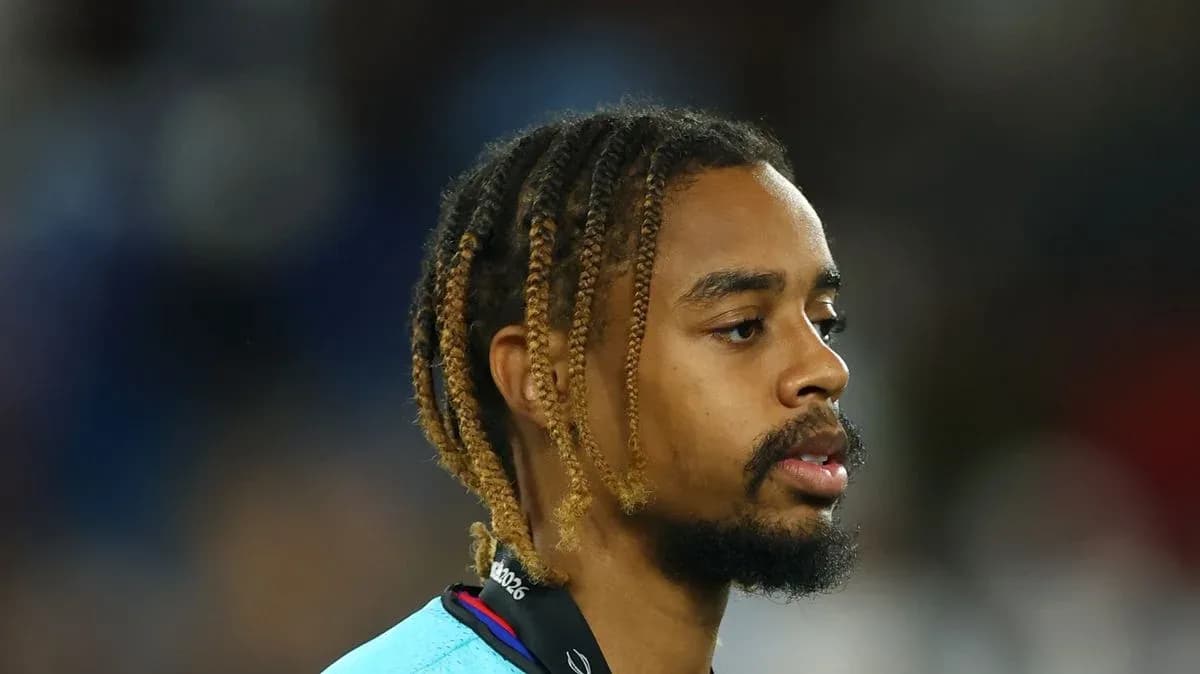 Jugador con trenzas caminando por el campo