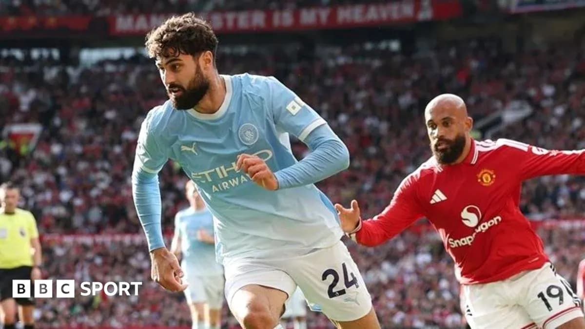 Jugador de Manchester City corriendo durante el partido