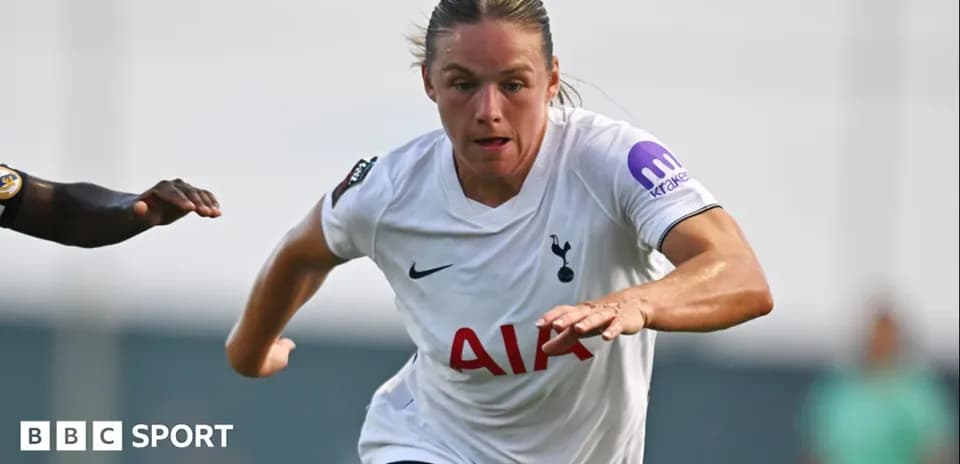 Jugadora de Tottenham corriendo con el balón en campo