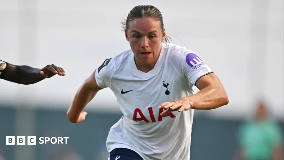 Jugadora de Tottenham corriendo con el balón en campo