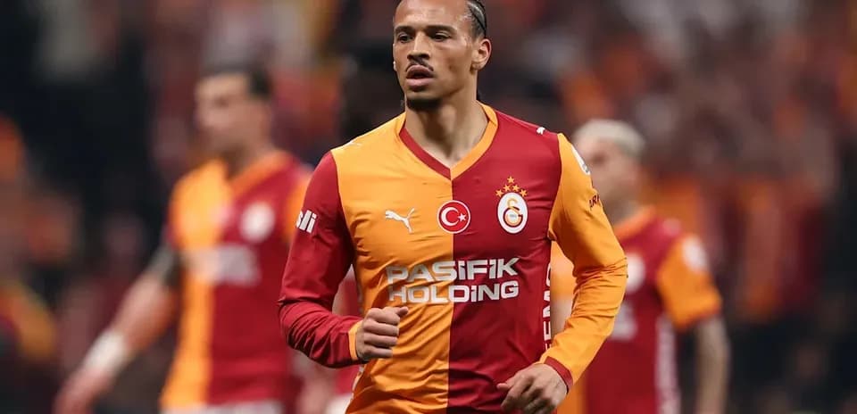 Jugador de Galatasaray corriendo en el campo