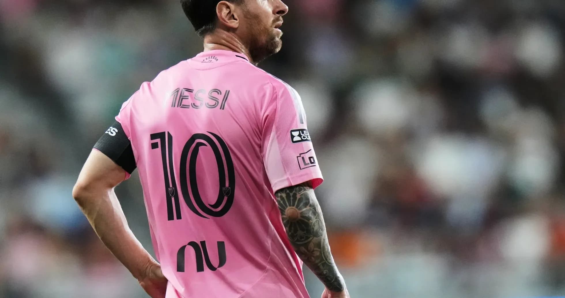 Lionel Messi en camiseta rosa durante partido