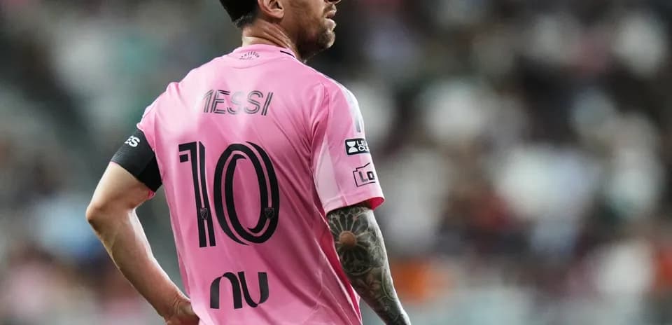 Lionel Messi en camiseta rosa durante partido