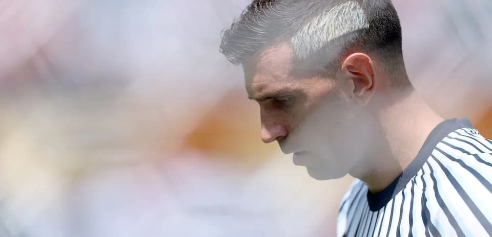 Portero concentrado antes del inicio del partido