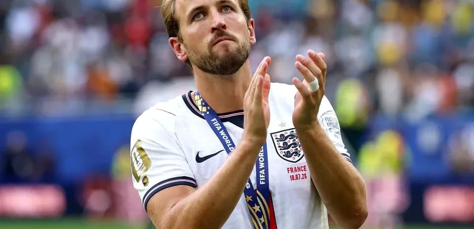 Jugador aplaudiendo con medalla de bronce en el cuello
