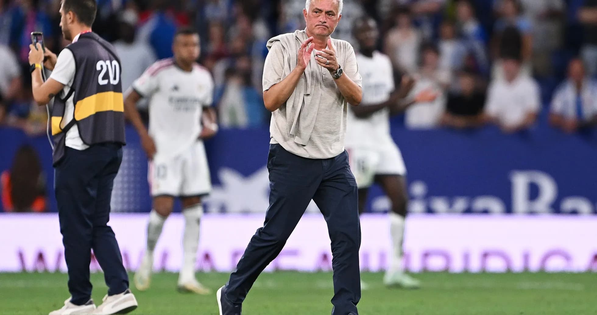 Entrenador aplaudiendo durante el partido